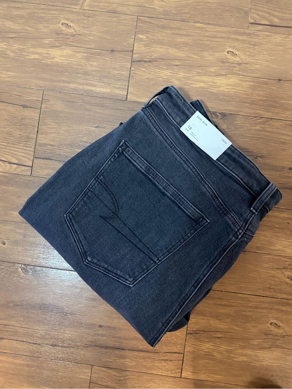 American Eagle Strigid Super High Rise Mom Jean Size 18 34W Black